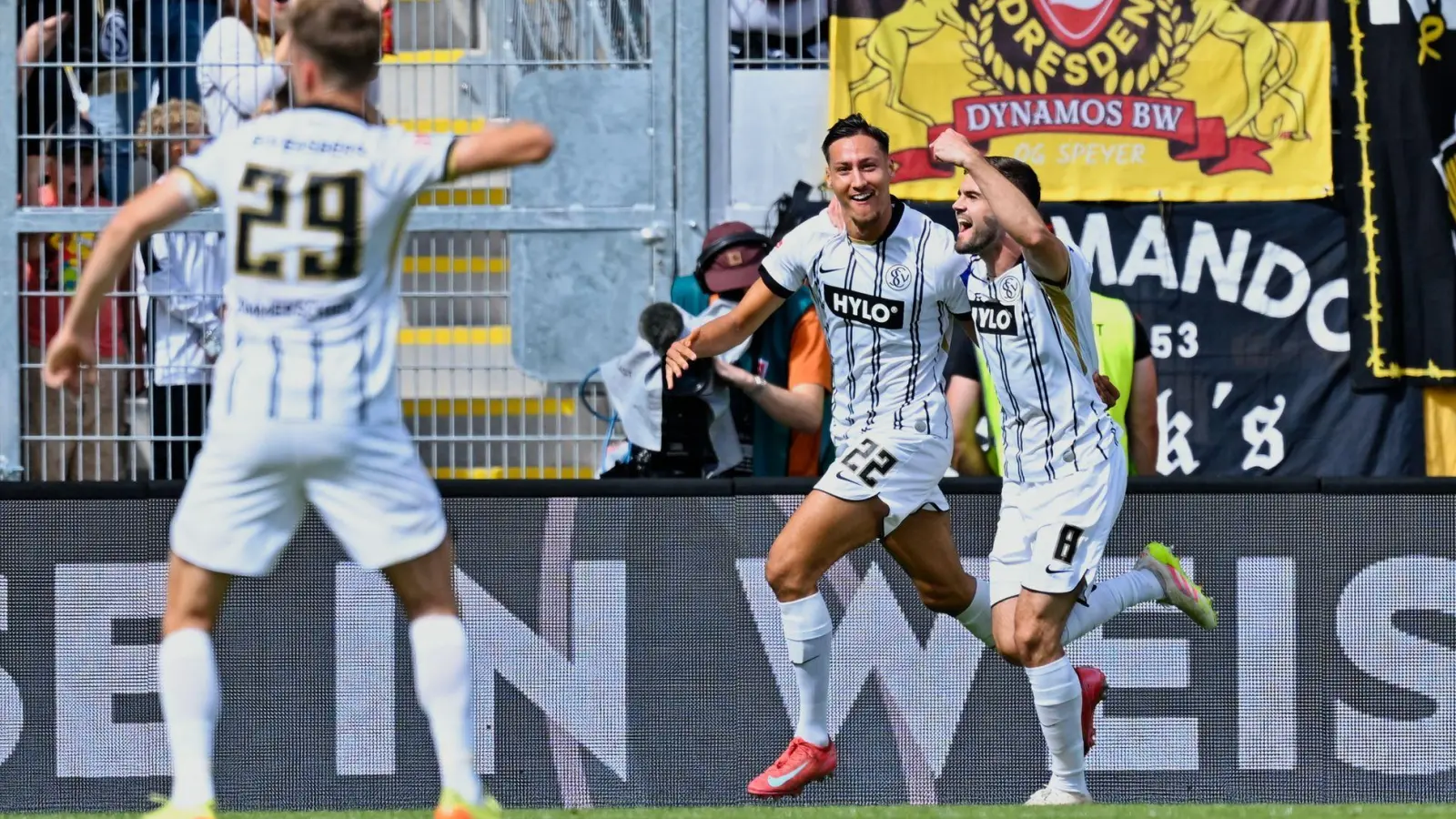 Traf gegen Dresden doppelt: Elversbergs Younes Ebnoutalib. (Foto: Uwe Anspach/dpa)