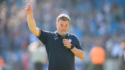 Sprach nach dem Spiel zu den Fans: Bochums Trainer Dieter Hecking. (Foto: Anke Waelischmiller/dpa)