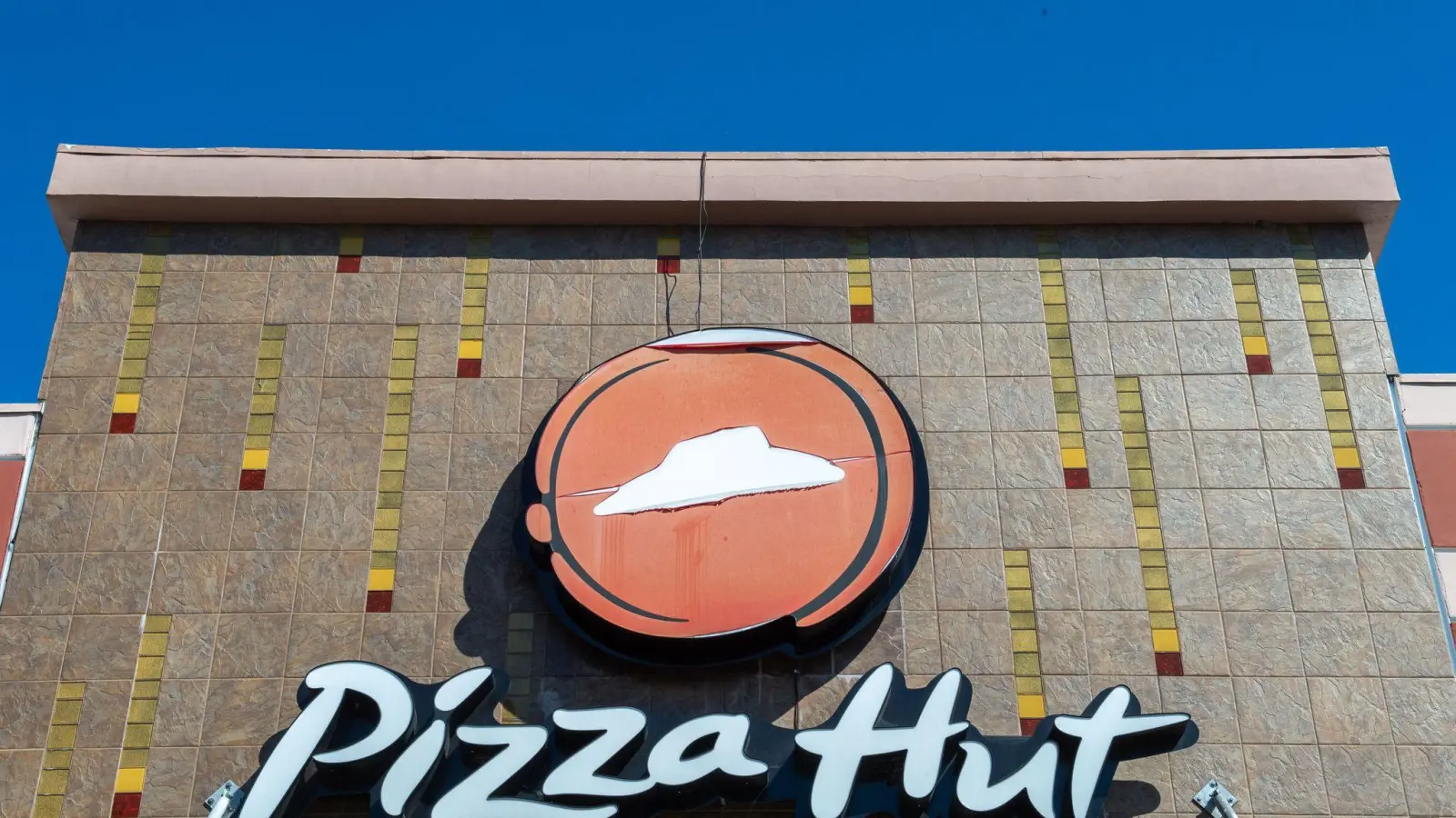 Pizza Hut war bisher unter einem Dach mit den Fast-Food-Ketten KFC und Taco Bell.  (Foto: Andrej Sokolow/dpa)
