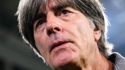 Bald wieder im Stadion an der Seitenlinie? Joachim Löw reagiert auf ein Gerücht. (Archivbild) (Foto: Tom Weller/dpa)