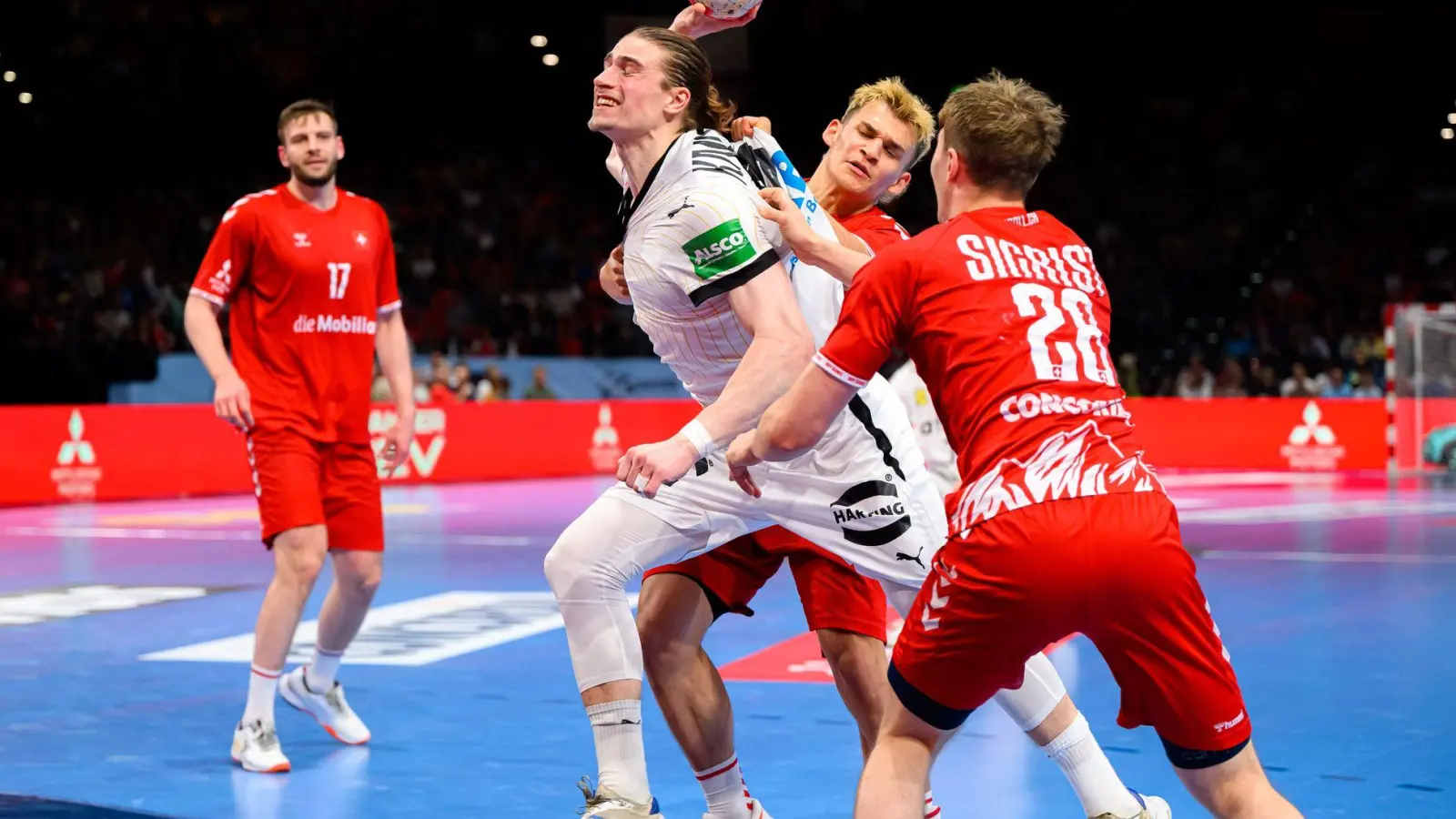 Juri Knorr sicherte den deutschen Handballern gegen die Schweiz in letzter Sekunde ein Remis. (Foto: Marco Wolf/wolf-sportfoto/Marco Wolf)