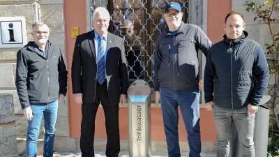 Bauamtsleiter Gerald Schorr, Bürgermeister Klaus Meier, der Geschäftsführer der Firma Krüger-Pieraccini, Rainer Haller, sowie Frank Maes vom städtischen Bauamt (von links) freuten sich bei der Einweihung über insgesamt zwei neue Trinkbrunnen (im Foto ist das Exemplar am Neustädter Rathaus zu sehen). (Foto: Christa Frühwald)