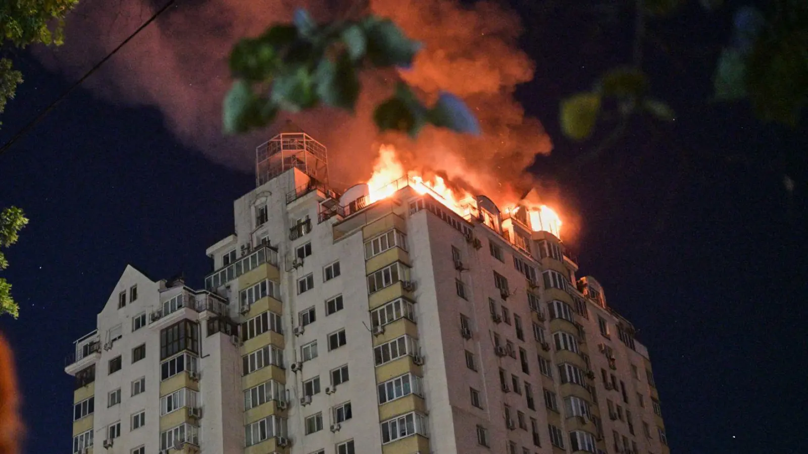 Bewohnerinnen und Bewohner Kiews wurden durch die Angriffe aus dem Schlaf gerissen.  (Foto: Danylo Antoniuk/AP/dpa)
