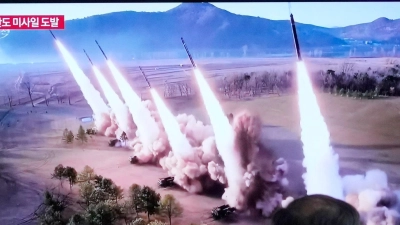 Eine Nachrichtensendung zeigt ein Archivbild eines nordkoreanischen Raketenstarts am Bahnhof von Seoul. (Foto: Ahn Young-joon/AP)