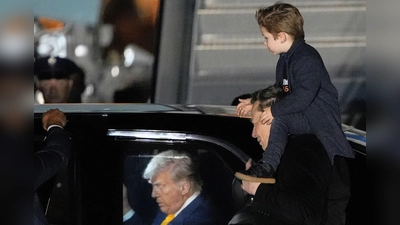 Elon Musk trägt seinen Sohn X Æ A-Xii bei der Ankunft in der Air Force One mit US-Präsident Donald Trump. (Foto: Manuel Balce Ceneta/AP/dpa)