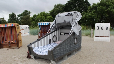 Zwischen den klassischen Tagsüber-Strandkörben, stehen am Eckernförder Südstrand zwei Exemplare, in denen man auch schlafen kann.  (Foto: Ricarda Dieckmann/dpa-tmn)