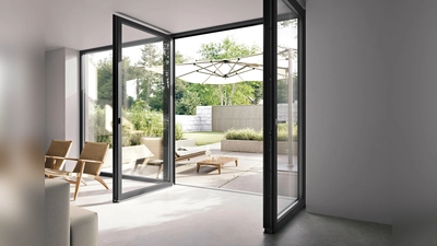 Schöne und funktionsreiche Fenster werten das Haus auf. Um lange von ihnen profitieren zu können, sollte man sie richtig pflegen. (Foto: djd/Rehau)