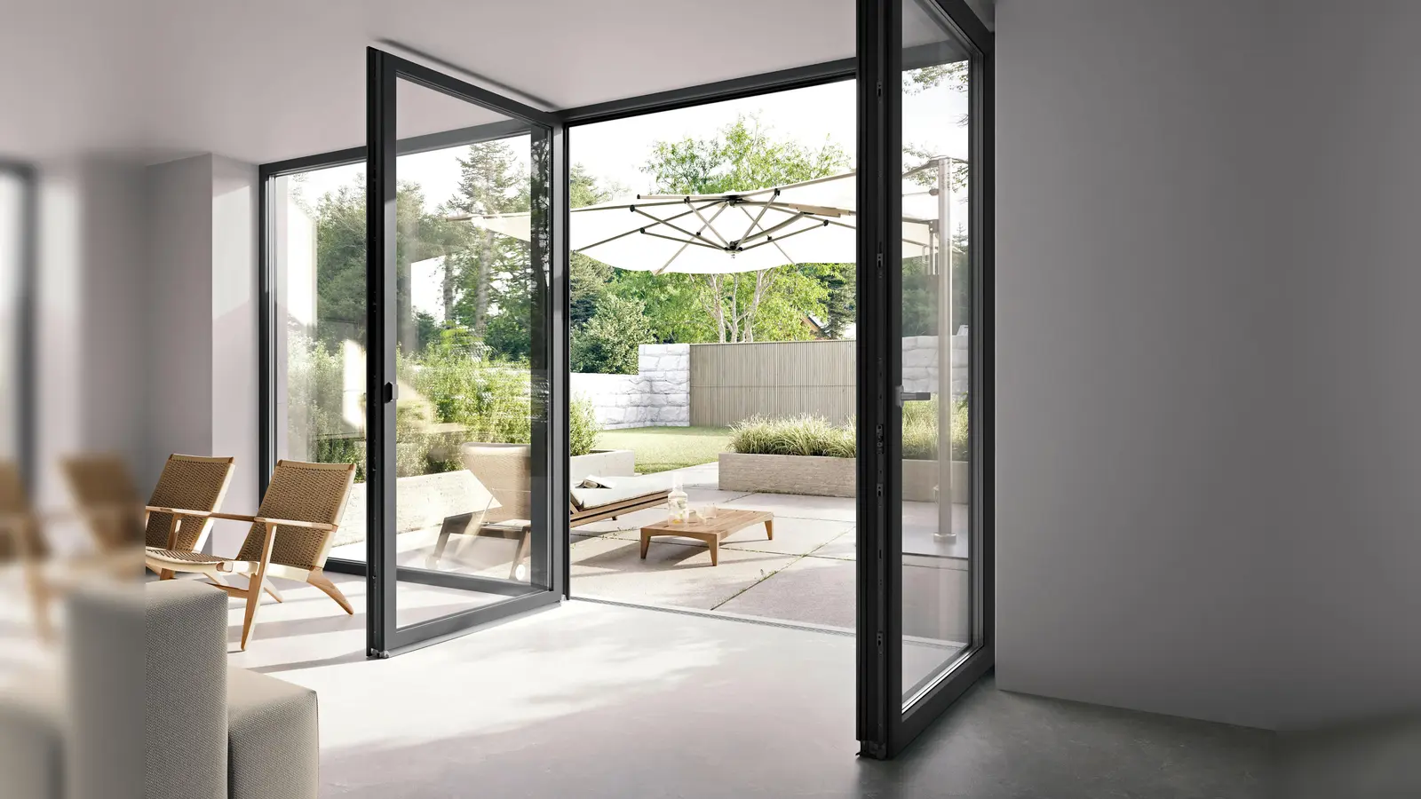 Schöne und funktionsreiche Fenster werten das Haus auf. Um lange von ihnen profitieren zu können, sollte man sie richtig pflegen. (Foto: djd/Rehau)