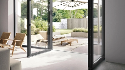Schöne und funktionsreiche Fenster werten das Haus auf. Um lange von ihnen profitieren zu können, sollte man sie richtig pflegen. (Foto: djd/Rehau)
