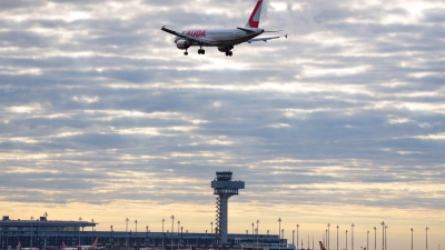 Ein Flugzeug im Landeanflug auf den Flughafen Berlin Brandenburg. (Foto: Soeren Stache/dpa)