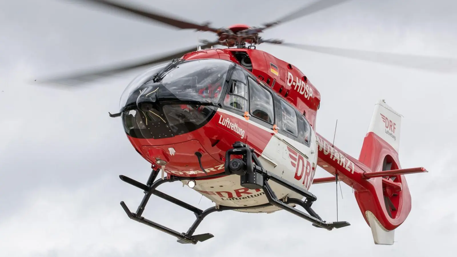 Ein Rettungshubschrauber brachte das schwer verletzte Mädchen ins Krankenhaus. (Symbolbild) (Foto: Daniel Karmann/dpa)