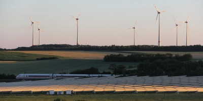 Windräder, Photovoltaik und eine Bahnstrecke: Der Scheinfelder Raum bietet gute Voraussetzungen für den EnergieHub Steigerwald. (Symbolbild: Oliver Herbst)