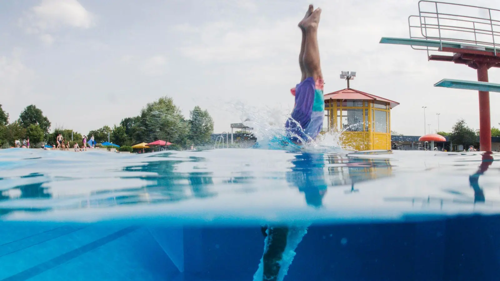 Die beiden Schwimmer zogen die Frau aus dem Wasser. (Symbolbild) (Foto: Jana Bauch/dpa/dpa-tmn)