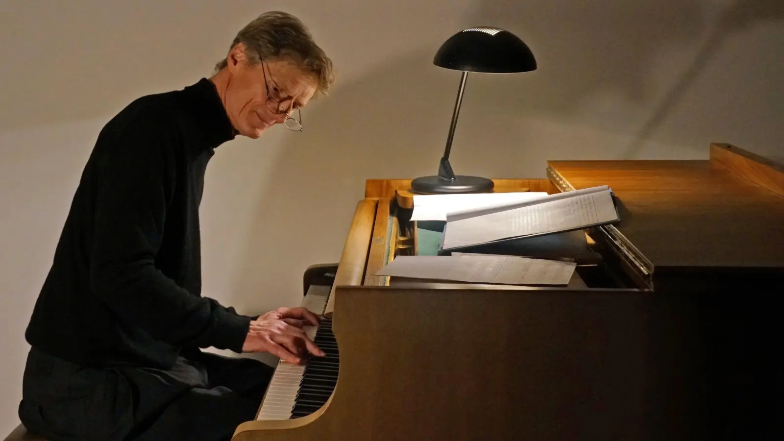 Komponierte Musik zu Oscar Wildes Märchen „Der eigensüchtige Riese“ und erzählte es sich selbst begleitend: Hartmut Scheyhing (Foto: Elke Walter)