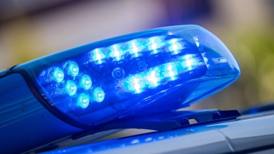 Die Unfallstelle bei Oberscheinfeld bleibt nach Informationen der Polizei bis Mittag gesperrt, (Symbolbild: Lino Mirgeler/dpa)