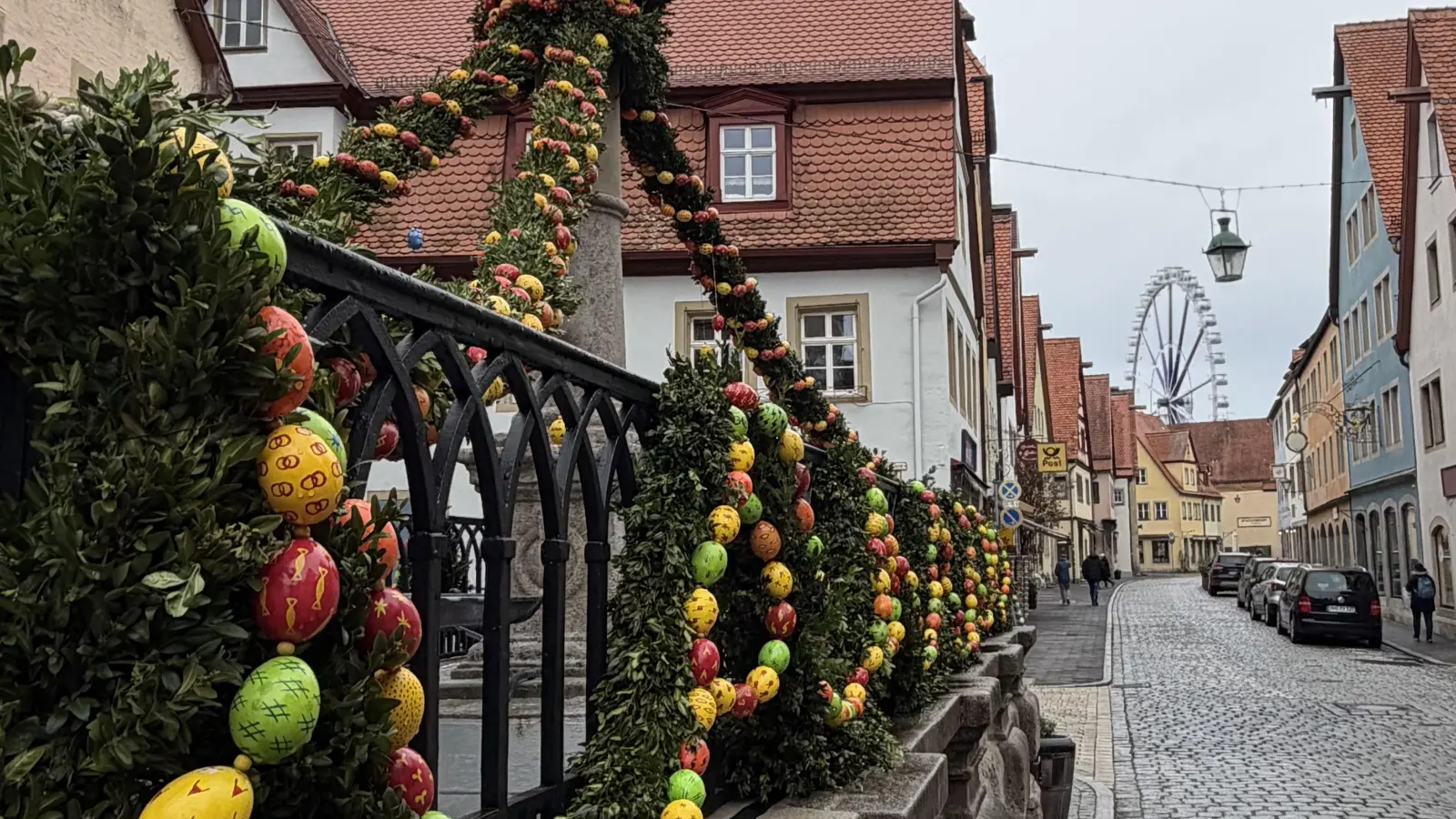 Osterbrunnen mit Riesenrad - gesehen in Rothenburg (Foto: Sonja Hammami)
