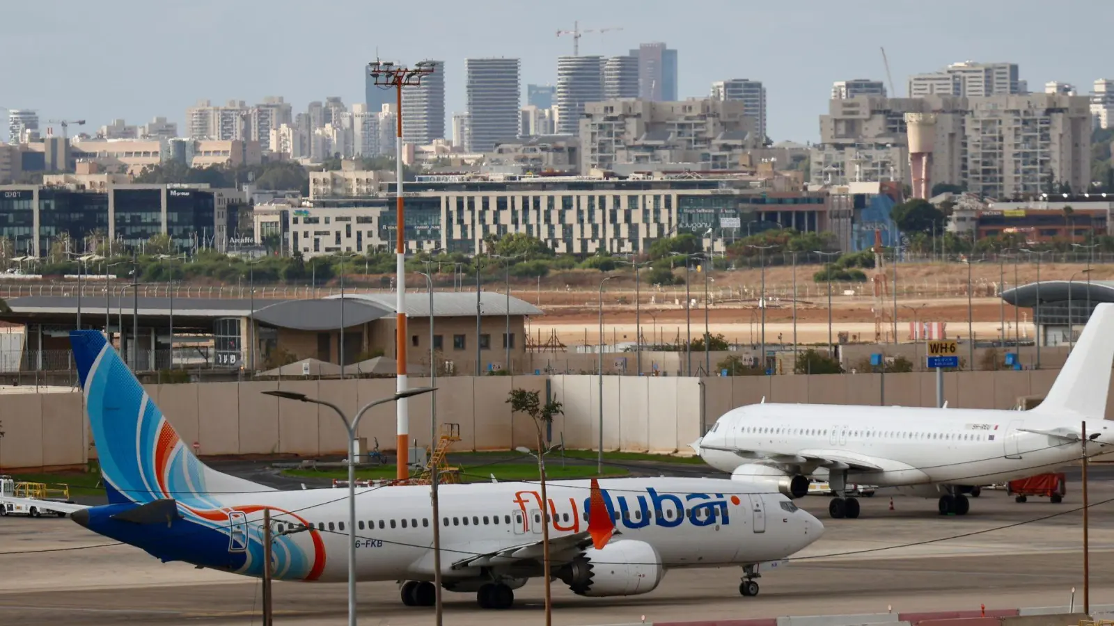 Nach dem Vorfall auf einem Flydubai-Flug nach Tel Aviv berichten US-Medien über brisante Informationen zu dem mutmaßlichen Angreifer. (Archivbild) (Foto: Jamal Awad/dpa)