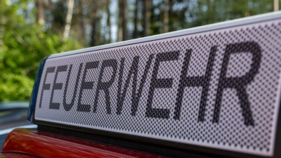 Die Feuerwehr verhindert ein weiteres Ausbreiten der Flammen. (Symbolbild) (Foto: Pia Bayer/dpa)