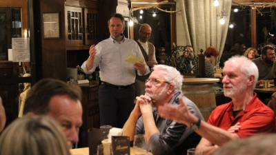 Florian Vogel bei der ersten Ausgabe seiner Reihe „Vogelperspektiven”, im Hintergrund ist Moderator Dominic Brochier zu sehen. (Foto: Clarissa Kleinschrot)