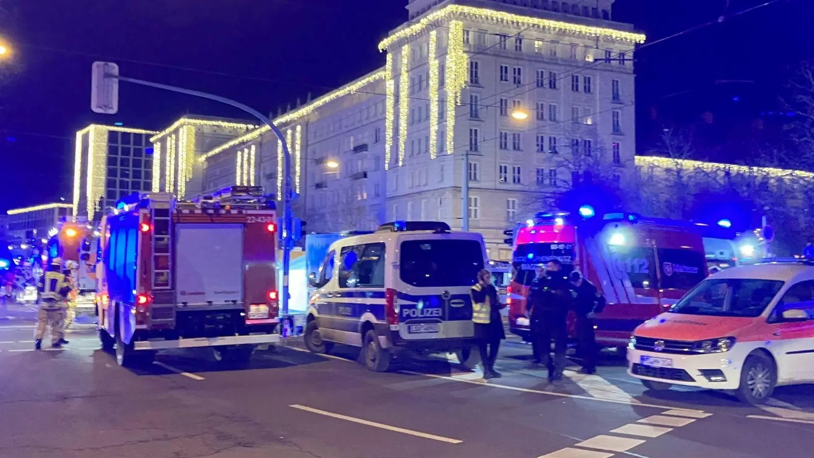 Einsatzkräfte von Rettungsdiensten, Polizei und Feuerwehr sind im Einsatz auf dem Weihnachtsmarkt in Magdeburg.  (Foto: Heiko Rebsch/dpa)