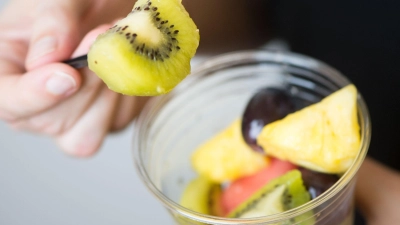 Praktisch, aber auch leicht verderblich: Geschnittenes Obst sollte zügig verzehrt und richtig gelagert werden. (Foto: Franziska Gabbert/dpa-tmn)