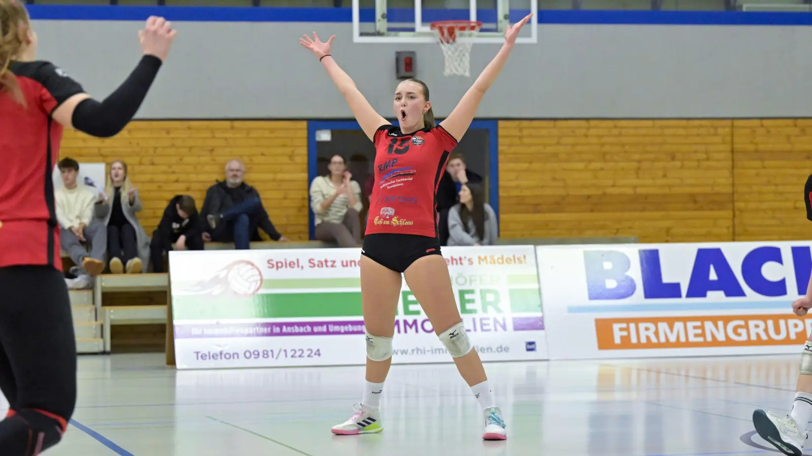 Das Bild spricht Bände: Die Ansbacher Dominika Schäfer jubelt. Ihr Team schlug Tiefenbach mit 3:2. (Foto: Martin Rügner)