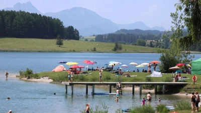 Ausflügler suchen Abkühlung am Illasbergsee im Allgäu. (Foto: Karl-Josef Hildenbrand/dpa)