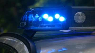 Ein Lkw-Fahrer baute auf der A7 bei Diebach vor Schreck einen Unfall. (Symbolbild: Manfred Blendinger)