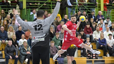 Im Rothenburger Lager hofft man, dass Rechtsaußen Srdjan Ilicin (hier versucht er, Ismanings Torhüter Markus Winkler zu überwinden) für das München-Spiel rechtzeitig fit wird. (Foto: Martin Rügner)