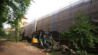 Zur Sanierung der Dinkelsbühler Stadtmauer stehen im Stadtgraben Bagger und passende Steine liegen bereit.  (Foto: Stefan Neidl)