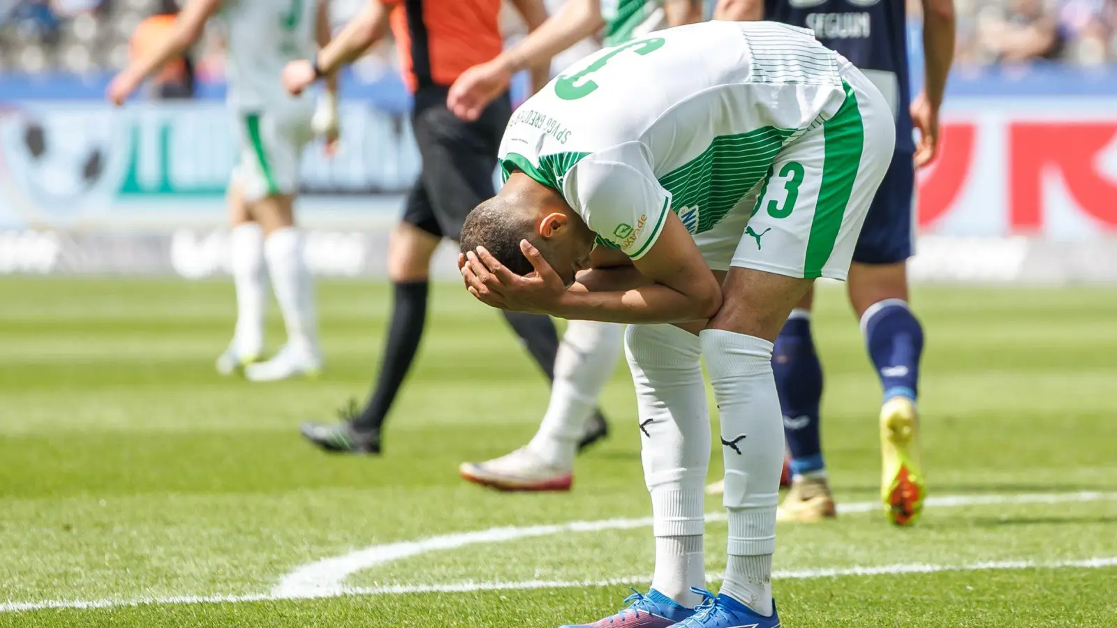 Maximilian Dietz droht mit Greuther Fürth der Abstieg in die 3. Liga.  (Foto: Andreas Gora/dpa)