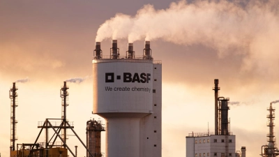 Die deutsche Chemieindustrie ist von der Konjunkturkrise besonders hart getroffen. Nun geht es für einen der wichtigsten deutschen Industriezweige wieder aufwärts - weil der Iran-Krieg die asiatische Konkurrenz noch härter trifft. (Symbolbild) (Foto: Uwe Anspach/dpa)