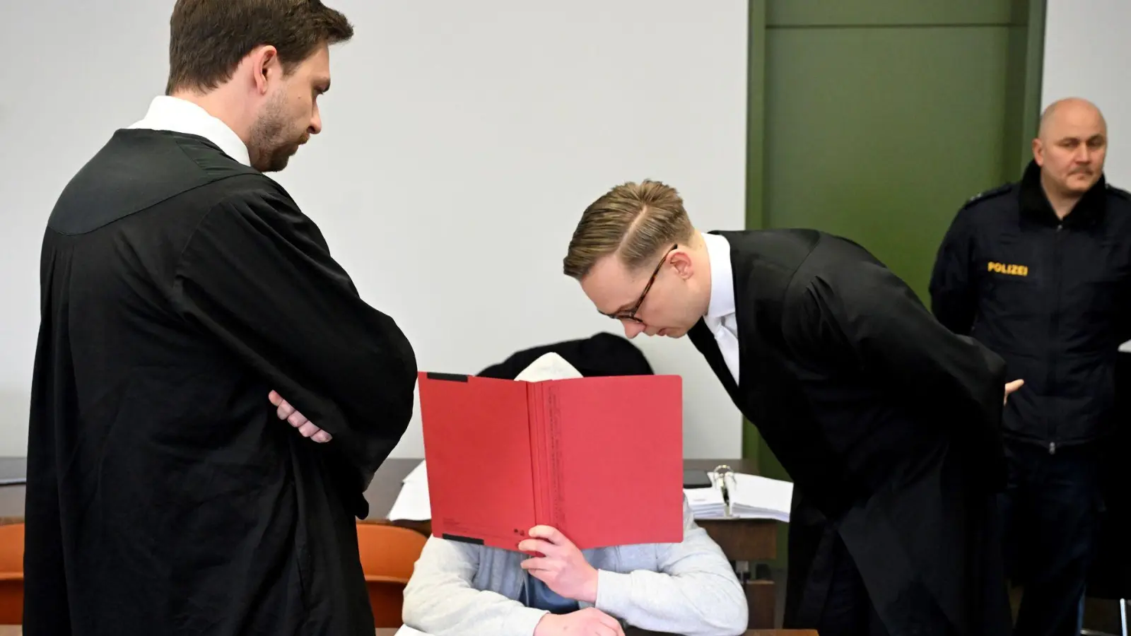 Der Angeklagte mit seinen Anwälten Johannes Makepeace und Andreas Remiger. (Foto: Felix Hörhager/dpa)