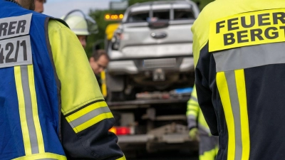 Das Auto soll sich mehrfach überschlagen haben.  (Foto: Pia Bayer/dpa)