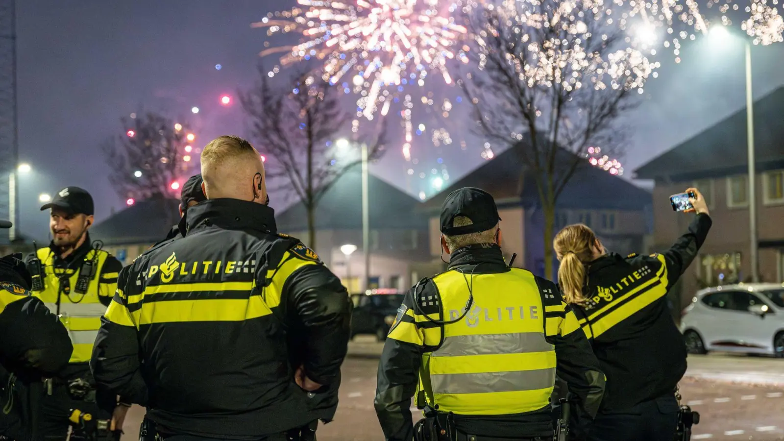 In einigen niederländischen Städten wurde die Polizei mit Böllern beworfen. (Foto: Laurens Niezen/ANP/dpa)
