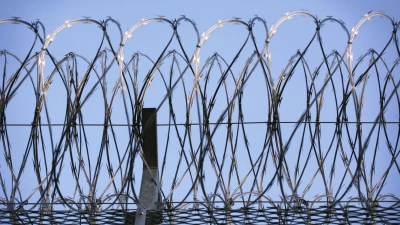 Dass Flüchtlinge in einem ehemaligen Gefängnis untergebracht werden, ist für den Flüchtlingsrat eine menschenrechtliche Bankrotterklärung. (Symbolbild) (Foto: Wolfram Steinberg/dpa)
