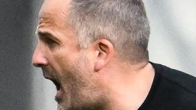 Trainer Manuel Baum hat den FC Augsburg erstmals an die Tabellenspitze der Fußball-Bundesliga geführt. (Foto: Florian Wiegand/dpa)