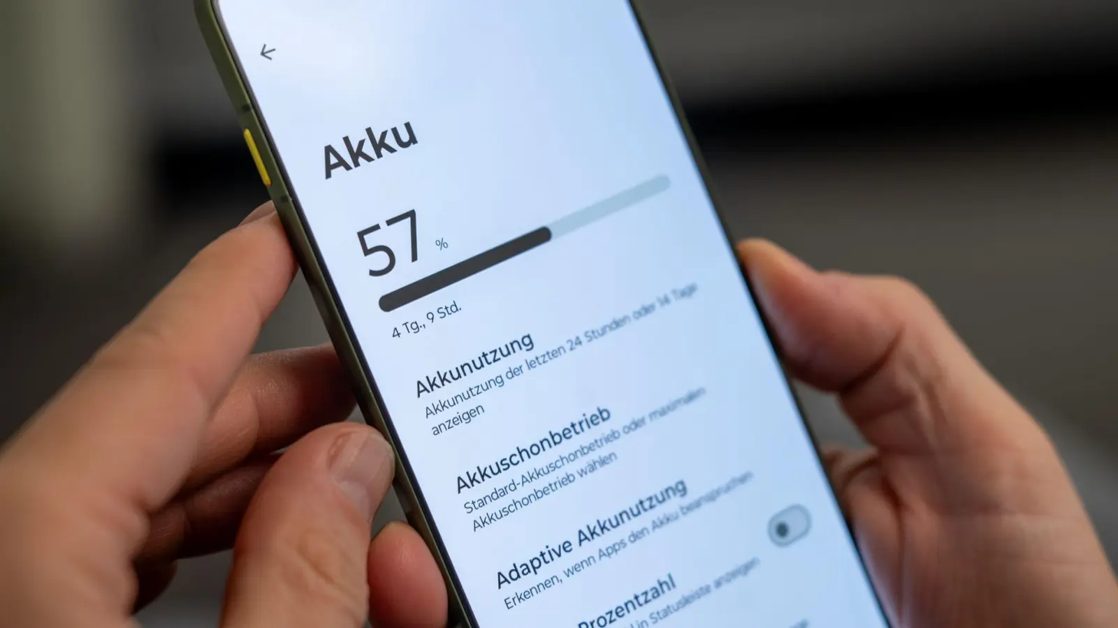 Gut für die „Akkugesundheit“: Bei den meisten Smartphones lässt sich inzwischen ein Ladelimit einstellen. (Foto: Nico Tapia/dpa-tmn)