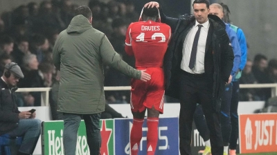 Atalanta-Trainer Raffaele Palladino (r) tröstet beim Hinspiel in Bergamo den verletzt ausgewechselten Bayern-Profi Alphonso Davies. (Archivbild) (Foto: Luca Bruno/AP/dpa)
