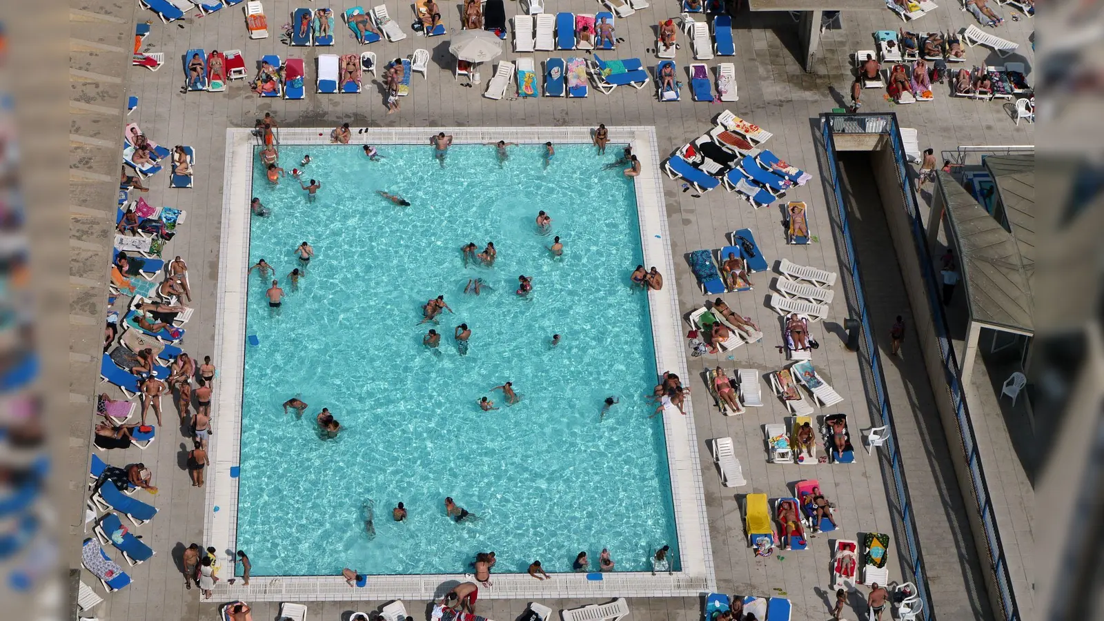 Immer wieder müssen in Spanien Freibäder hastig geräumt werden, weil vor allem Kinder und Jugendliche absichtlich ihre Fäkalien ins Wasser ablassen. (Archiv-Bild) (Foto: picture alliance / dpa)