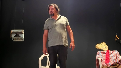 Levent Özdil hat bei seiner Monolog-Premiere die gesamte Aufmerksamkeit. (Foto: Nicole Paskow)