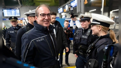 Innenminister Dobrindt kündigte den Ausbau der Videoüberwachung an Bahnhöfen an.  (Foto: Peter Kneffel/dpa)