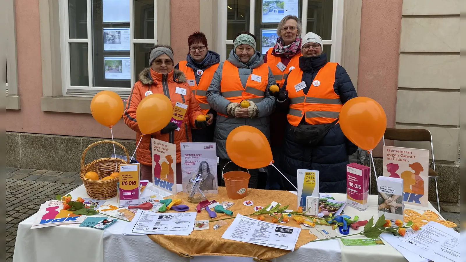 Die VdK-Frauen machten an einem Informationsstand auf dem Neustädter Marktplatz auf das Thema „Gewalt gegen Frauen” aufmerksam: v.l. Erika Prosch, Andrea Hahner, Lore Grau, Gerlinde Guggenberger und Gabriele Jakob (Foto: Nicole Gunkel)