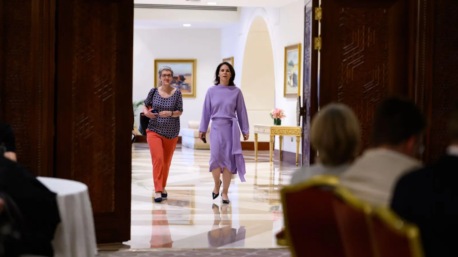 Außenministerin Annalena Baerbock ist zusammen mit Katharina Ahrendts, Leiterin des Leitungsstabes, auf dem Weg, die Delegationsmitglieder im Hotel über den Raddefekt zu informieren. (Foto: Bernd von Jutrczenka/dpa)