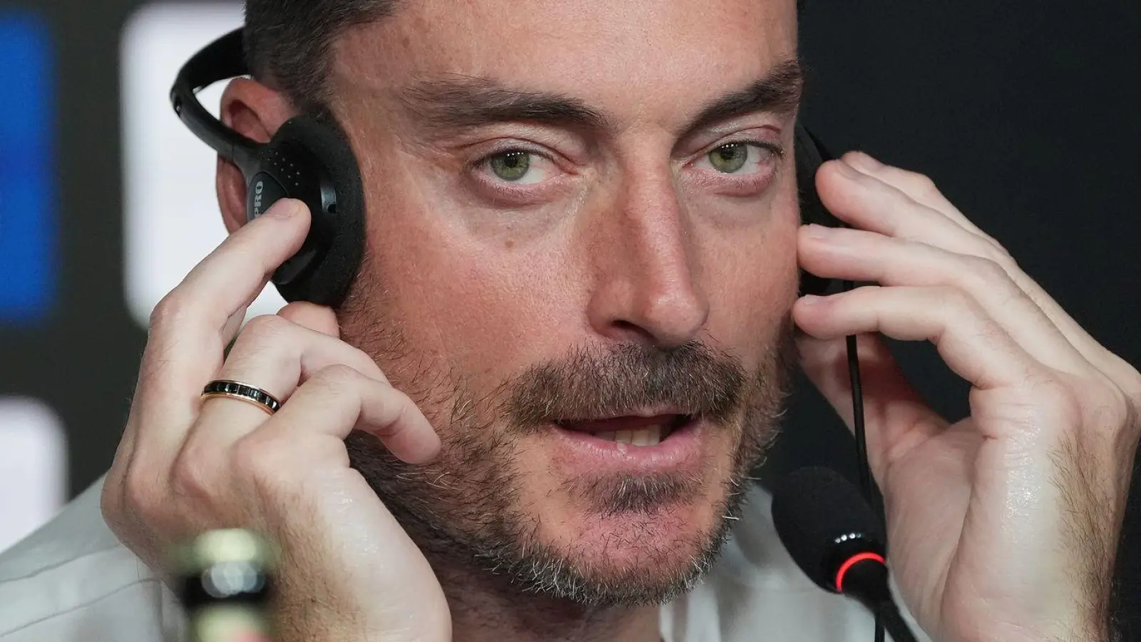 Der neue Frankfurt-Trainer Albert Riera.  (Foto: Marc Schüler/dpa)