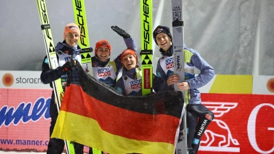 Am ersten WM-Wochenende hat das Deutsche Team furios vorgelegt: Karl Geiger (l-r), Selina Freitag, Katharina Althaus, Andreas Wellinger jubeln über Gold. (Foto: Daniel Karmann/dpa)