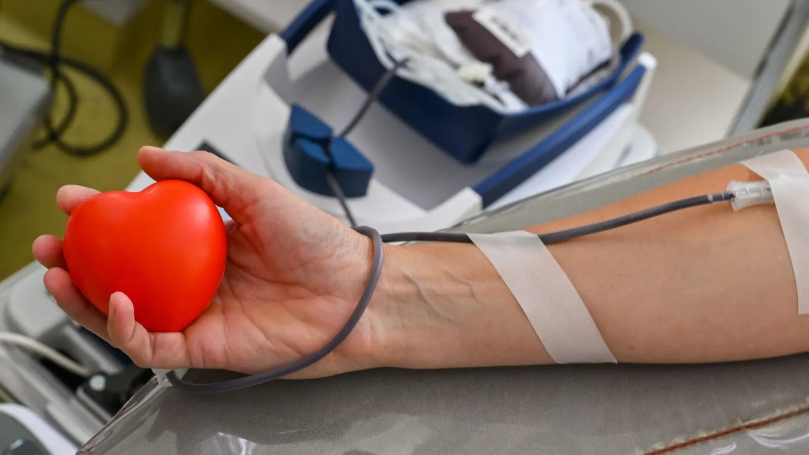 Blutspenden in der Erkältungszeit: So viele Tage sollten Sie nach Infekt, Impfung oder Antibiotika-Einnnahme warten. (Foto: Patrick Pleul/dpa/dpa-tmn)