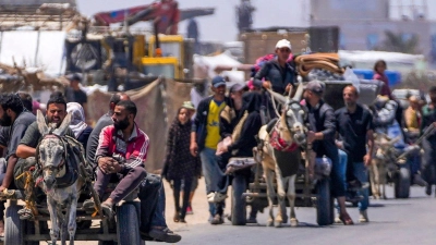 Vertriebene Palästinenser kommen im Zentrum des Gazastreifens an, nachdem sie aus Rafah geflohen sind. (Foto: Abdel Kareem Hana/AP/dpa)