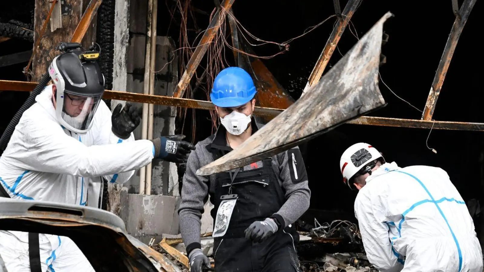 Mitarbeiter der Kriminaltechnischen Untersuchung (KTU) im Einsatz. (Foto: Roberto Pfeil/dpa)