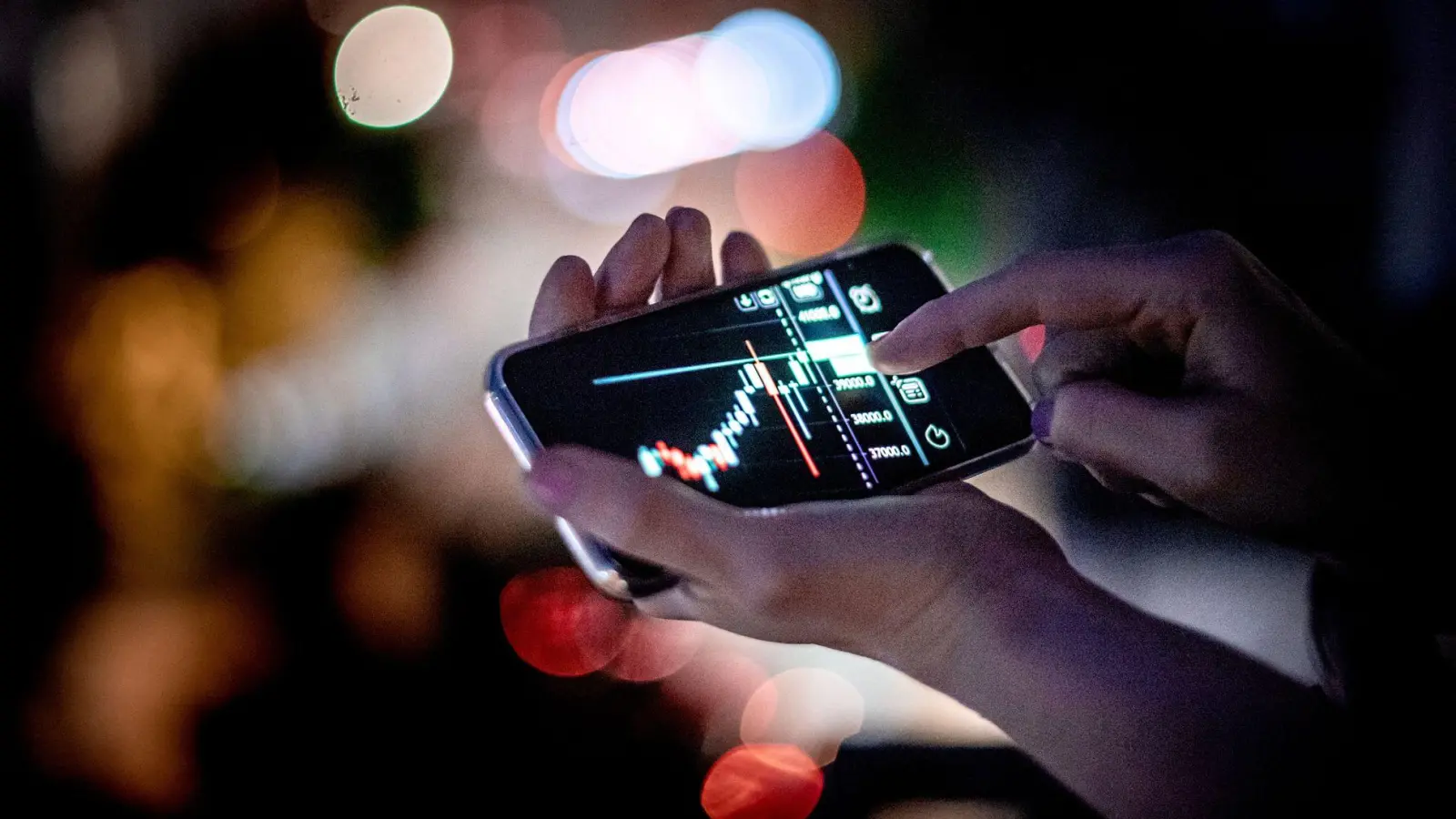 Wer mit Kryptowährungen handelt, muss die Geschäfte penibel und nachvollziehbar als Nachweis fürs Finanzamt dokumentieren. (Foto: Zacharie Scheurer/dpa-tmn)